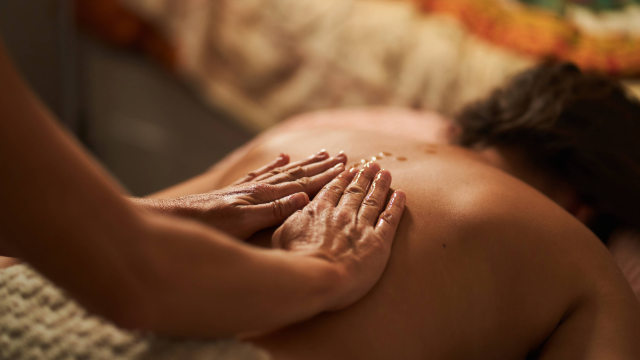 Frau bekommt Rückenmassage