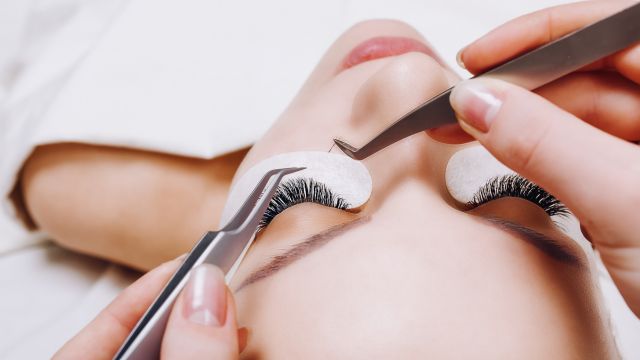 Tecnica di estensione del volume delle ciglia: le ciglia vengono infoltite