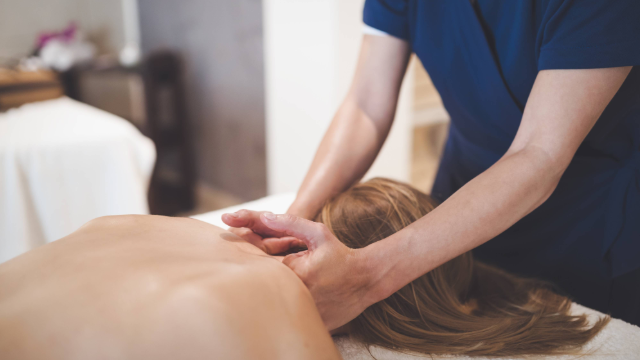 Nackenmassage bei der Ausbildung zum gewerblichen Masseur