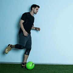 Andreas Prommer trainiert mit dem Fußball