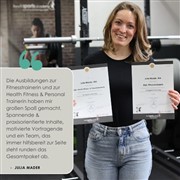 Julia Mader auf dem Foto mit Diplom in der Hand