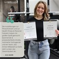 Julia Mader auf dem Foto mit Diplom in der Hand