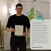 Sebastian Kloss am Bild mit Diplom in der Hand