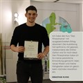Sebastian Kloss am Bild mit Diplom in der Hand