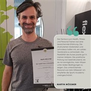 Martin Mössmer mit Diplom in der Hand