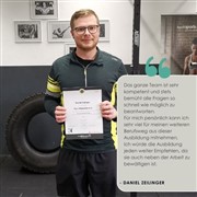 Daniel Zeilinger mit Zertifikat in der Hand