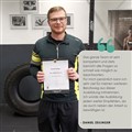 Daniel Zeilinger mit Zertifikat in der Hand