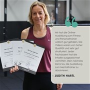 Judith Hartl mit Diplom in der Hand