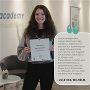 Jule Ina Wilhelm hält Diplom in der Hand