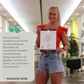 Nikoletta Teiter mit Diplom in der Hand
