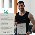 Ahmed Ulama mit Diplom in der Hand