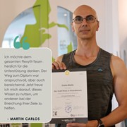 Carlos Martin hält Diplom in der Hand