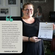 Daniela hält Diplom in der Hand Health Fitness Personaltrainer