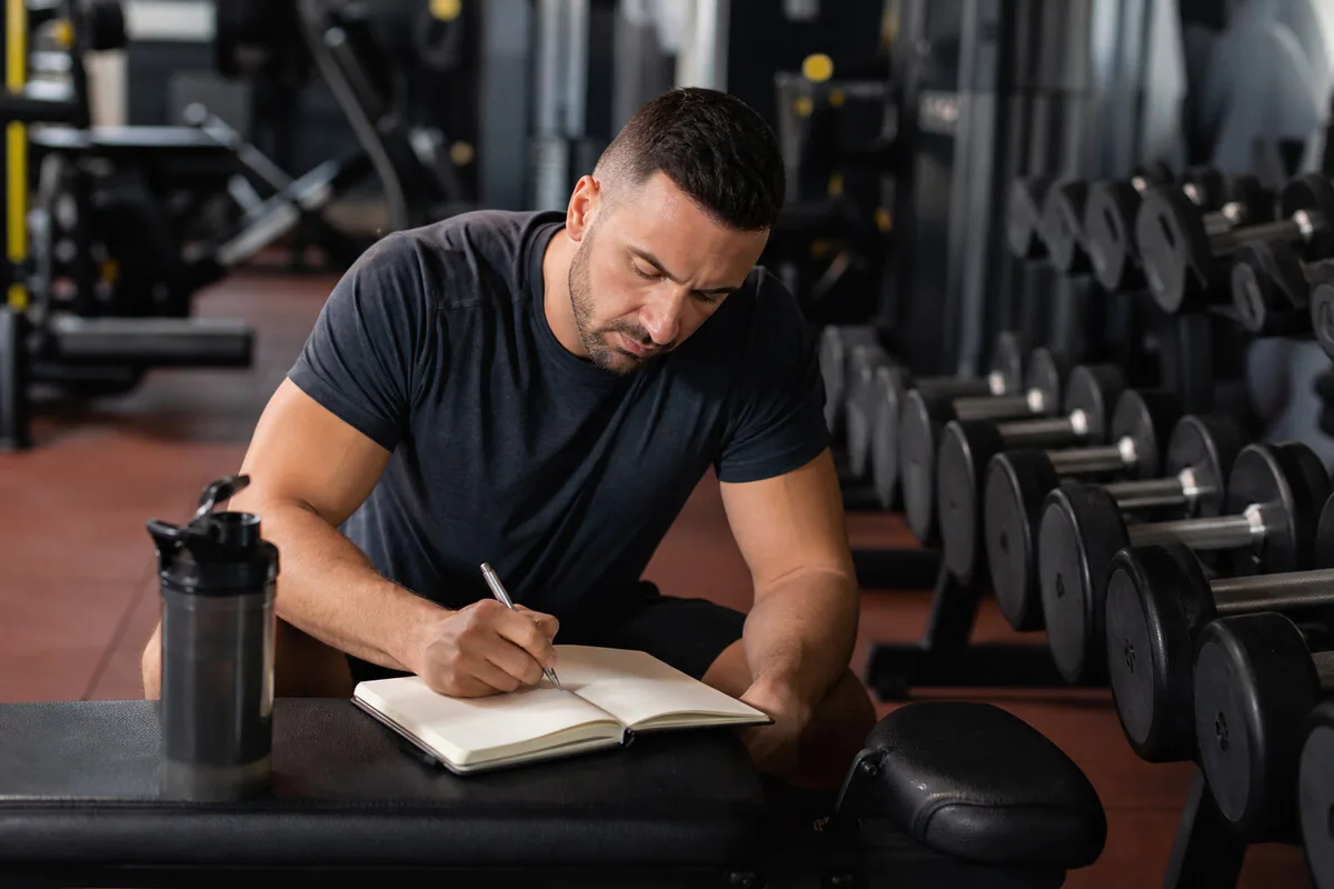 Trainingsplan im Notizbuch – Sätze, Gewichte und Wiederholungen dokumentieren