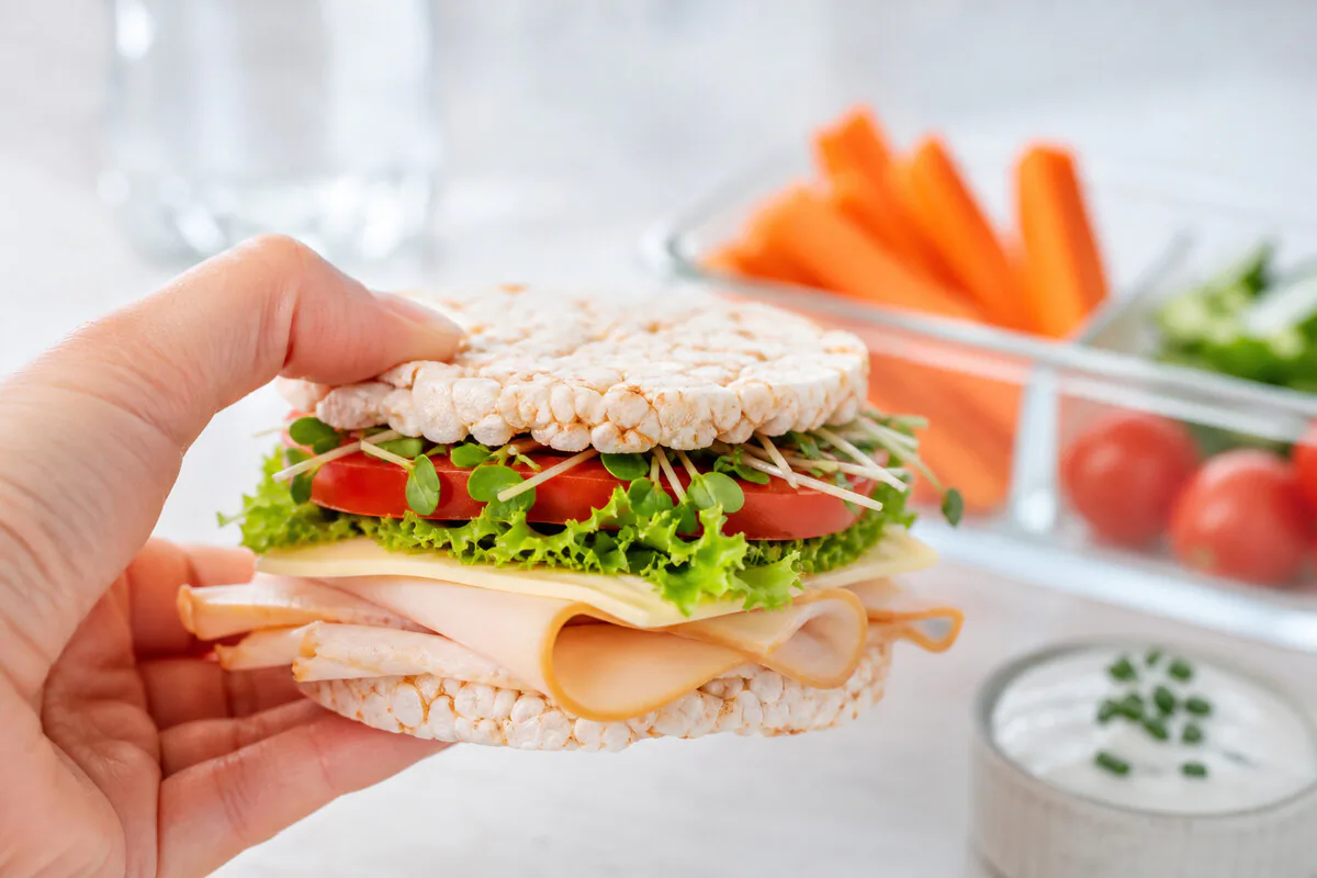 Gesunder Office-Snack: Vollkornwaffeln belegt mit Schinken, Käse, Gemüse und Joghurt-Sprossen-Dip