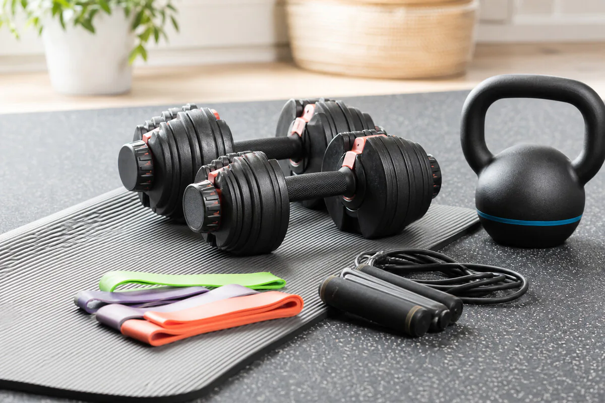 Grundausstattung für ein Heimstudio: Trainingsmatte, Hanteln und Klimmzugstange