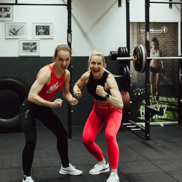 Sportlerin in einer dynamischen HIIT-Belastungsphase mit Bodyweight-Übung