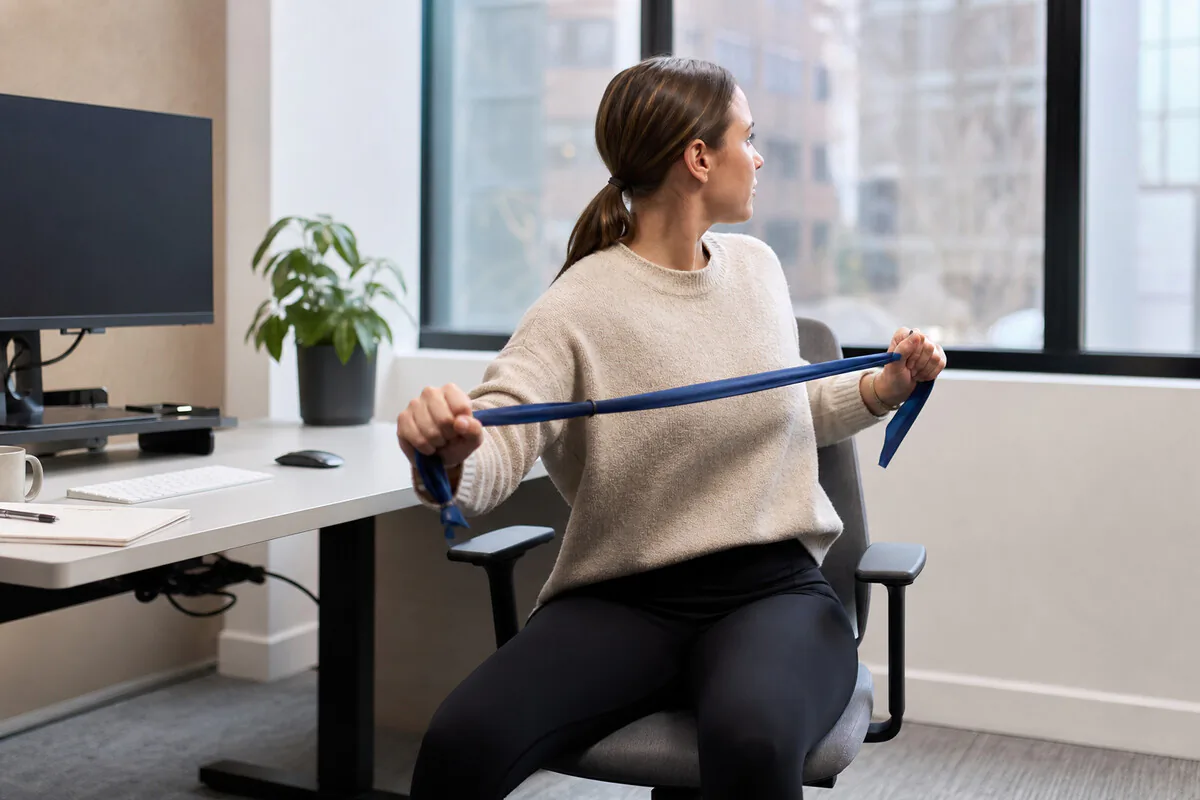 Wirbelsäulen-Rotation im Stehen mit Theraband – Büro-Übung für Rotation und Seitneigung