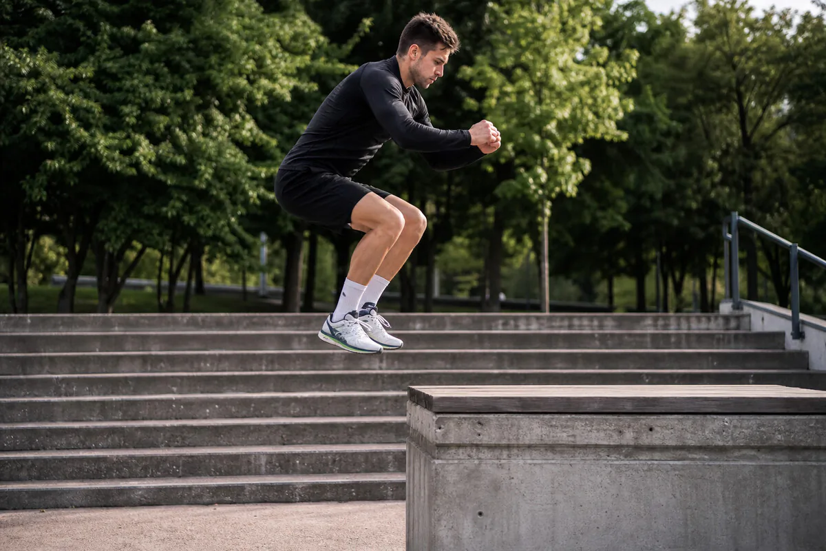 Plyometrisches Training für Läufer:innen – Sprung auf Stufen oder Erhöhung