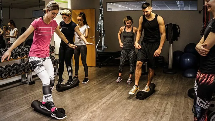 Sportlerin trainiert balance- und koordinationssicher auf einer instabilen Unterlage