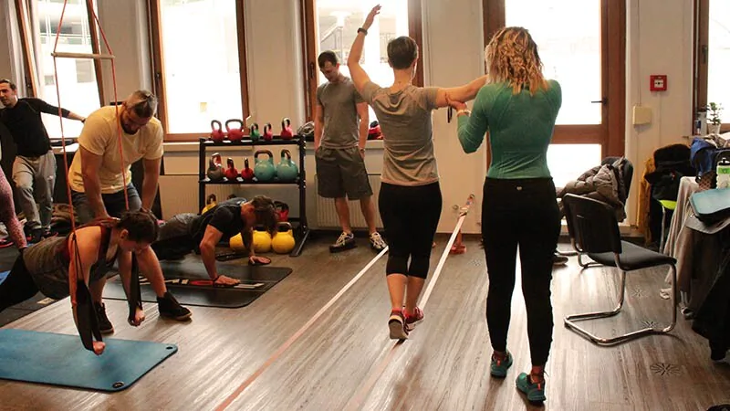 Sensomotorische Trainingseinheit auf instabiler Unterlage im Studio