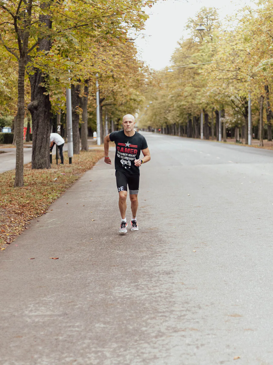 Ausdauertrainer beim Coaching – Beobachtung der Bewegungsausführung